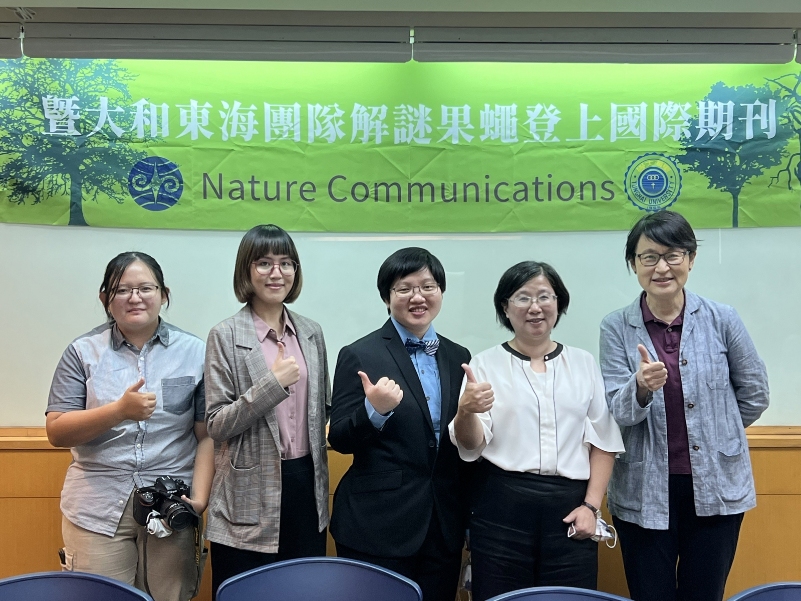 東海大學研發長林惠真(右一)與東海研究團隊合影