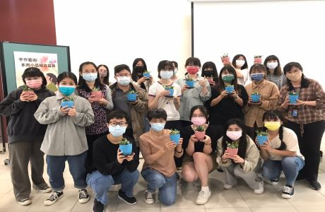 東海大學圖書館母親節活動：手作多肉植物，傳遞五月的幸福